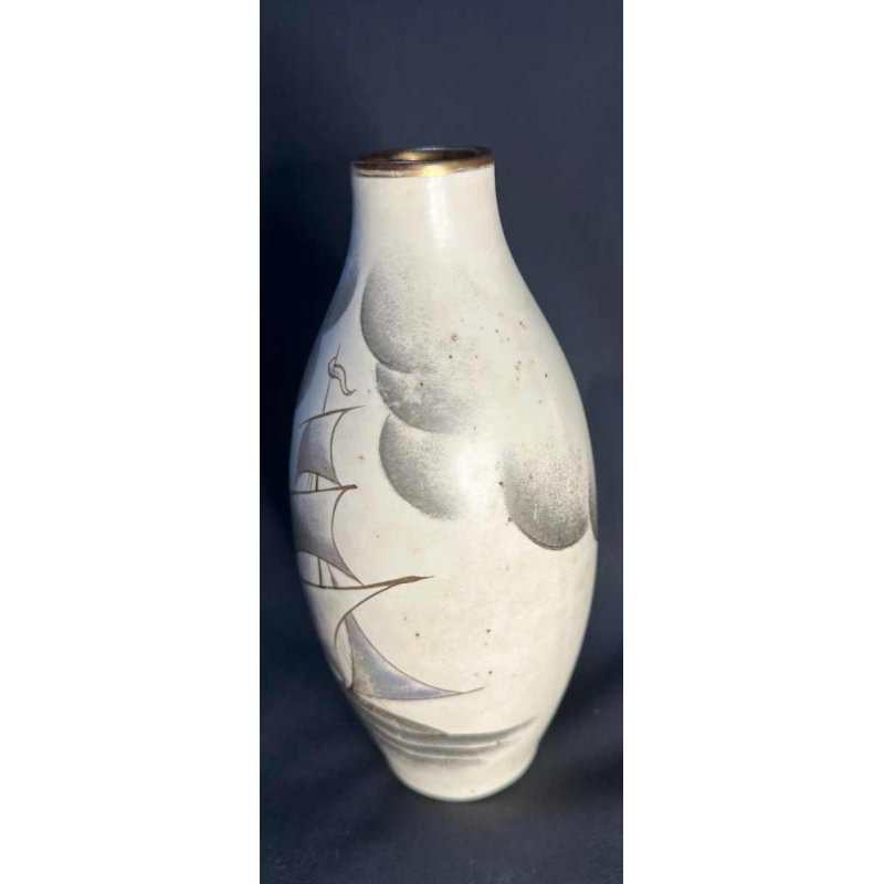 Vase au décor de bateau en céramique, Boch Frères Kéramis à La Louvière