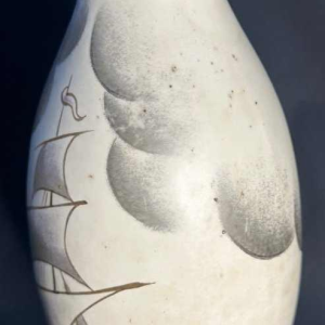 Vase au décor de bateau en céramique, Boch Frères Kéramis à La Louvière