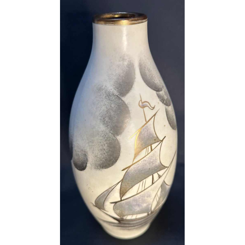 Vase au décor de bateau en céramique, Boch Frères Kéramis à La Louvière