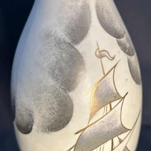 Vase au décor de bateau en céramique, Boch Frères Kéramis à La Louvière