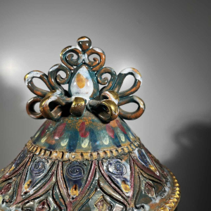 Louis Waem voor Maîtrise de Nimy, polychrome keramische dekselvaas, jaren 40