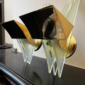 Paar Hollywood Regency wandlampen, verguld messing voet en reflectoren, dikke glazen panelen, ca 1970