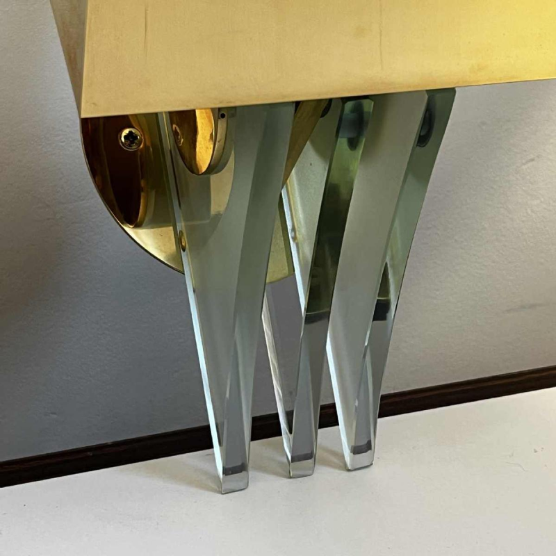 Paar Hollywood Regency wandlampen, verguld messing voet en reflectoren, dikke glazen panelen, ca 1970