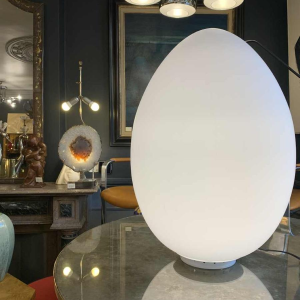 BEN SWILDENS voor FONTANA ARTE, 'UOVO' grote matglazen tafel lamp, 1972
