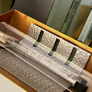 Paire d'appliques Hollywood Regency, embases & rÃ©flecteurs en laiton dorÃ©, Ã©paisses plaques de verre, ca 1970