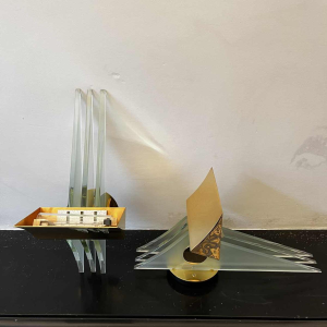 Paar Hollywood Regency wandlampen, verguld messing voet en reflectoren, dikke glazen panelen, ca 1970