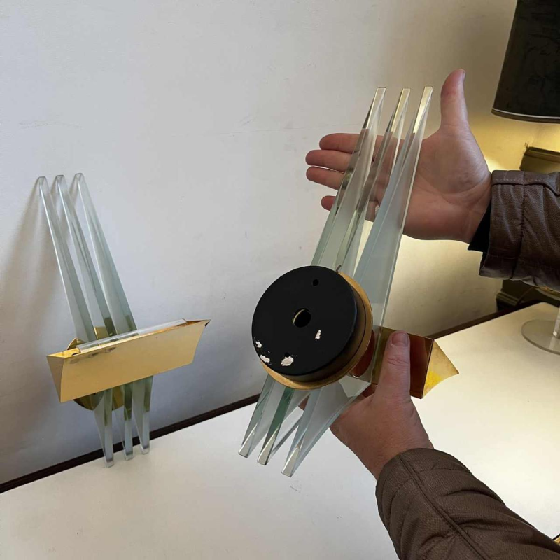 Paar Hollywood Regency wandlampen, verguld messing voet en reflectoren, dikke glazen panelen, ca 1970