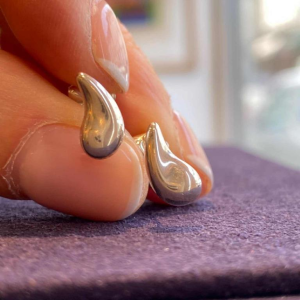 Elsa Peretti (1940-2021) voor Tiffany & Co, “Tranen“ zilver oorbellen