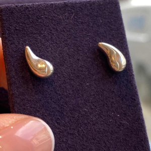 Elsa Peretti (1940-2021) voor Tiffany & Co, “Tranen“ zilver oorbellen