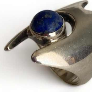 Georg Jensen pour Henning Koppel, bague en argent massif sertie d'un lapis-lazuli (n°139)