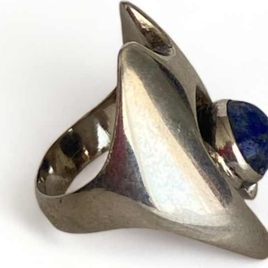 Georg Jensen voor Henning Koppel, massief zilveren ring bezet met lapis lazuli (n°139)