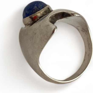 Georg Jensen pour Henning Koppel, bague en argent massif sertie d'un lapis-lazuli (n°139)