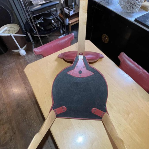 DICK EVERS voor LEOLUX, Memphis Set Tafel 'Xingu' & 4 Stoelen 'Giselle', 1993