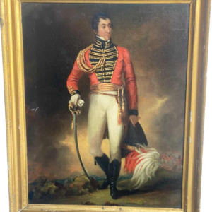 Britse school 'Portret van een officier' uniform, gevederde hoofdtooi en zwaard, olieverf op doek, vroeg 19de eeuw