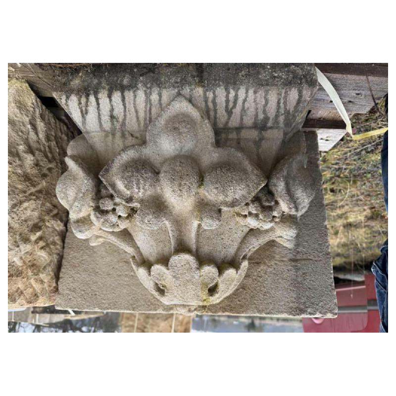 Paire de grandes consoles d'applique gotiques, pierre calcaire sculptée d'époque XIXe s