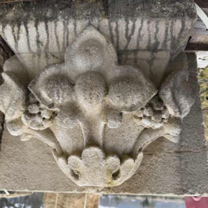 Paar grote gotische muurbeugels, gesneden kalksteen uit de 19e eeuw