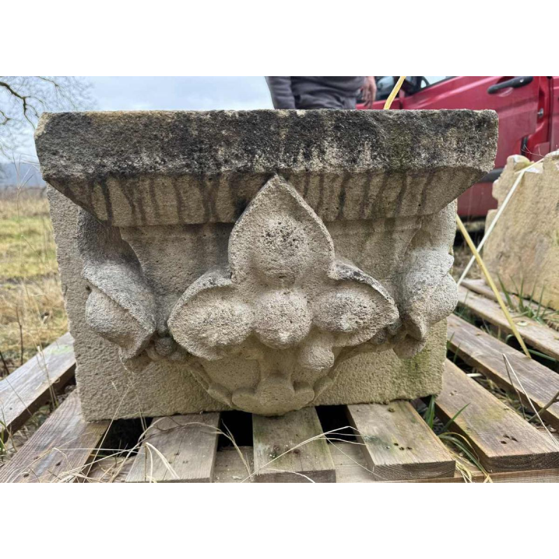Pair of large gothic wall brackets, carved limestone from the 19th century