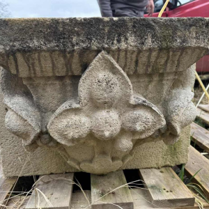 Paire de grandes consoles d'applique gotiques, pierre calcaire sculptée d'époque XIXe s