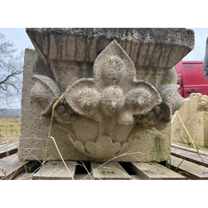 Paire de grandes consoles d'applique gotiques, pierre calcaire sculptée d'époque XIXe s