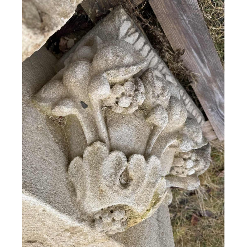 Pair of large gothic wall brackets, carved limestone from the 19th century