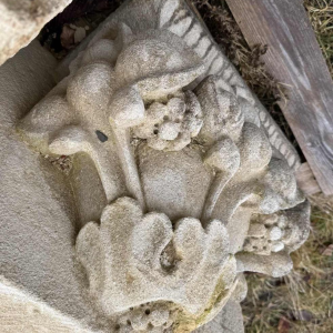 Paire de grandes consoles d'applique gotiques, pierre calcaire sculptée d'époque XIXe s