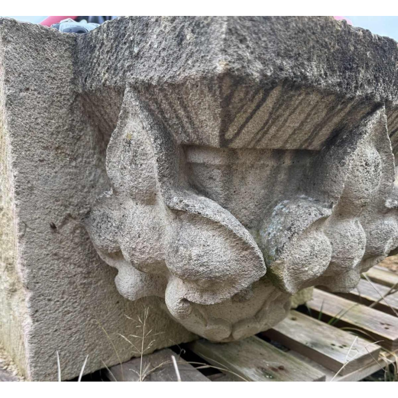 Paire de grandes consoles d'applique gotiques, pierre calcaire sculptée d'époque XIXe s