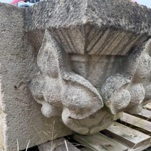 Paar grote gotische muurbeugels, gesneden kalksteen uit de 19e eeuw