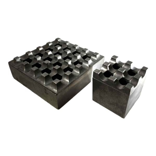 LJUNGBERG & BACKSTRUM / DIVERSE TING & BALLEGEER “Ultima15” set van 2 brutalistische asbakken, gegoten aluminium, ca. 1970