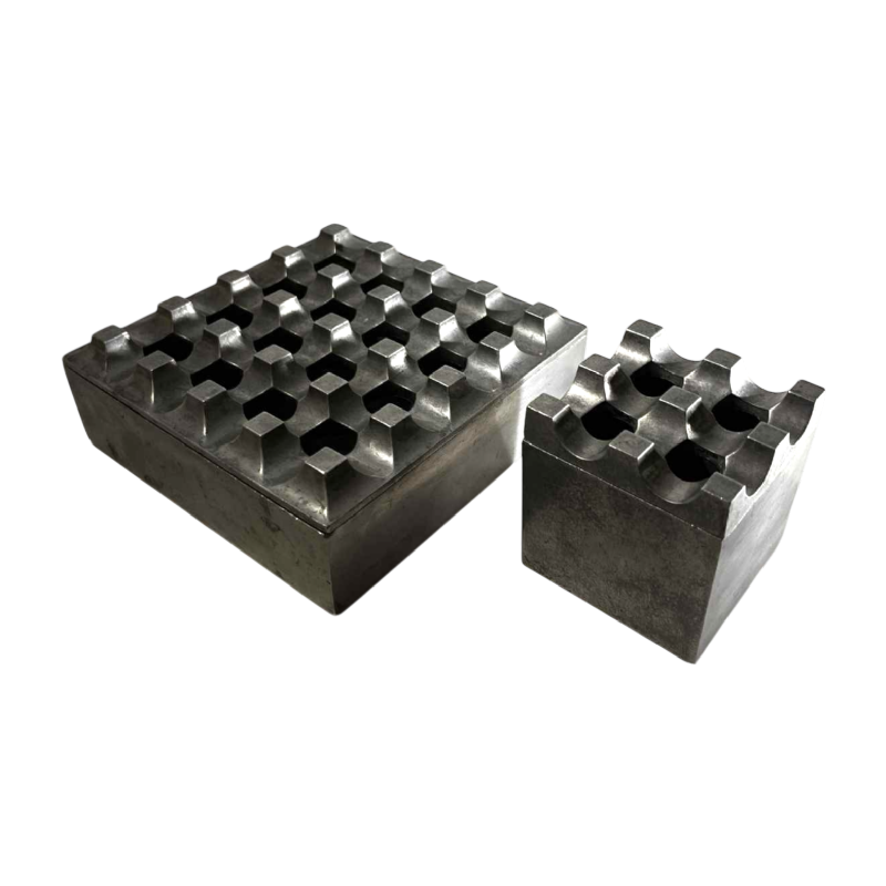 LJUNGBERG & BACKSTRUM / DIVERSE TING & BALLEGEER “Ultima15” set van 2 brutalistische asbakken, gegoten aluminium, ca. 1970