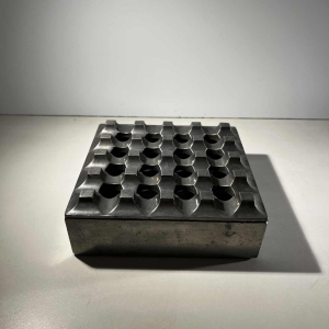 LJUNGBERG & BACKSTRUM / DIVERSE TING & BALLEGEER “Ultima15” set van 2 brutalistische asbakken, gegoten aluminium, ca. 1970