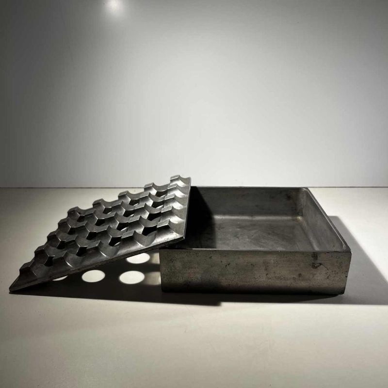 LJUNGBERG & BACKSTRUM / DIVERSE TING & BALLEGEER “Ultima15” set van 2 brutalistische asbakken, gegoten aluminium, ca. 1970