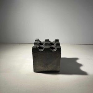 LJUNGBERG & BACKSTRUM / DIVERSE TING & BALLEGEER “Ultima15” set van 2 brutalistische asbakken, gegoten aluminium, ca. 1970