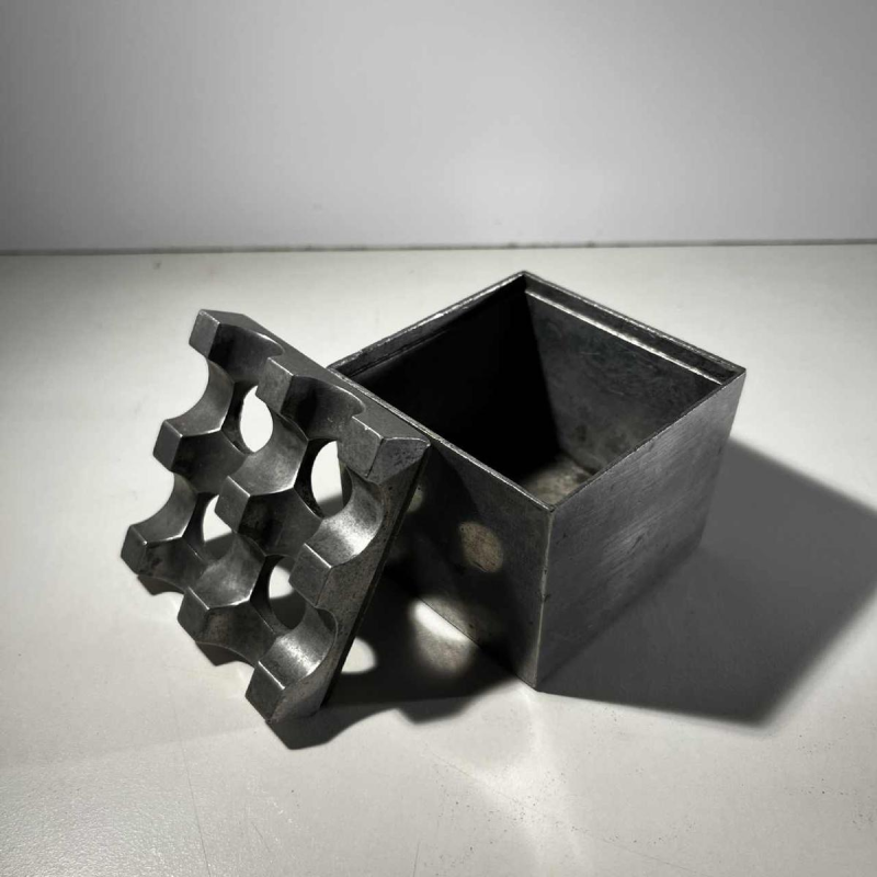 LJUNGBERG & BACKSTRUM / DIVERSE TING & BALLEGEER “Ultima15” set van 2 brutalistische asbakken, gegoten aluminium, ca. 1970