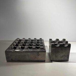 LJUNGBERG & BACKSTRUM / DIVERSE TING & BALLEGEER “Ultima15“ set de 2 cendriers brutalistes, fonte d'aluminium, ca 1970