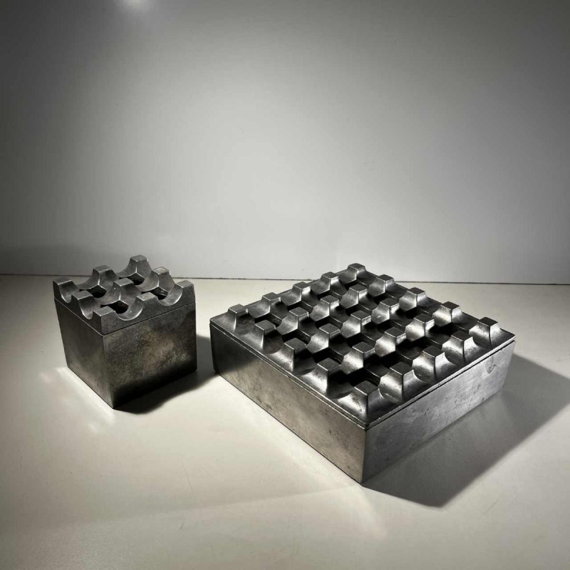 LJUNGBERG & BACKSTRUM / DIVERSE TING & BALLEGEER “Ultima15“ set de 2 cendriers brutalistes, fonte d'aluminium, ca 1970