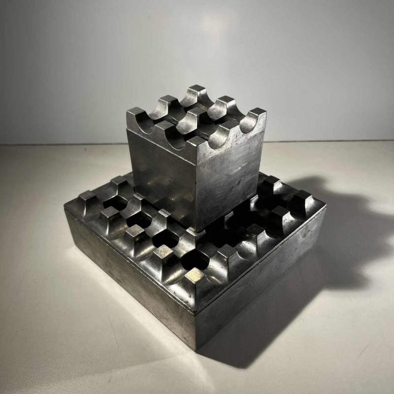 LJUNGBERG & BACKSTRUM / DIVERSE TING & BALLEGEER “Ultima15” set van 2 brutalistische asbakken, gegoten aluminium, ca. 1970