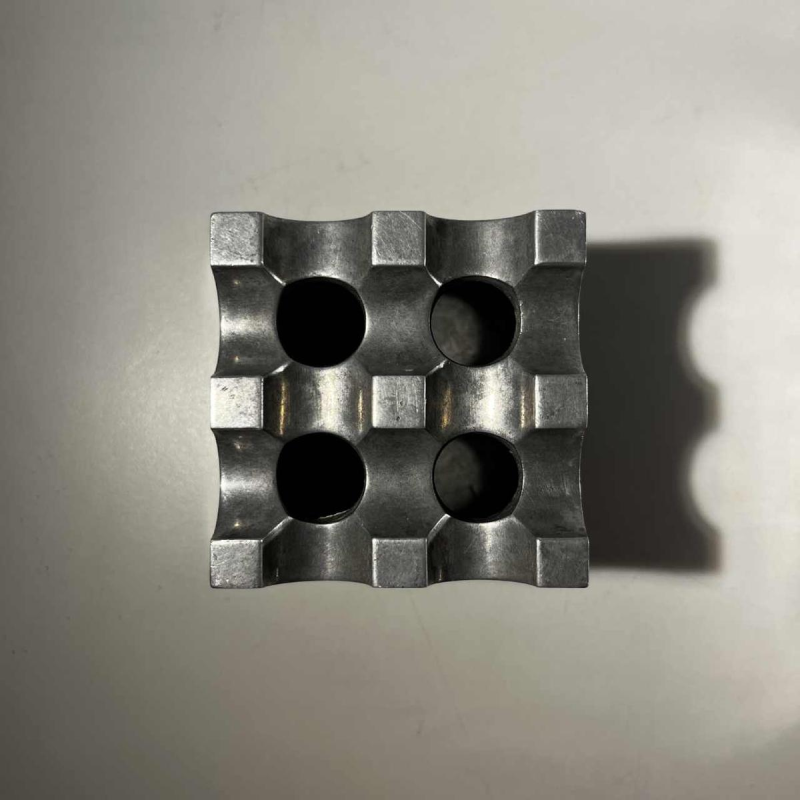 LJUNGBERG & BACKSTRUM / DIVERSE TING & BALLEGEER “Ultima15” set van 2 brutalistische asbakken, gegoten aluminium, ca. 1970