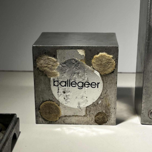 LJUNGBERG & BACKSTRUM / DIVERSE TING & BALLEGEER “Ultima15” set van 2 brutalistische asbakken, gegoten aluminium, ca. 1970