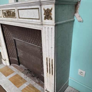 Cheminée Louis XVI, marbre blanc et bronzes, 19ème siècle