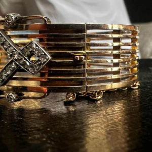 Bracelet or jaune massif et diamants taille rose, 20e siècle