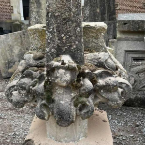 Kasteeldeurkozijn van kalksteen, 19e-eeuwse gotische stijl