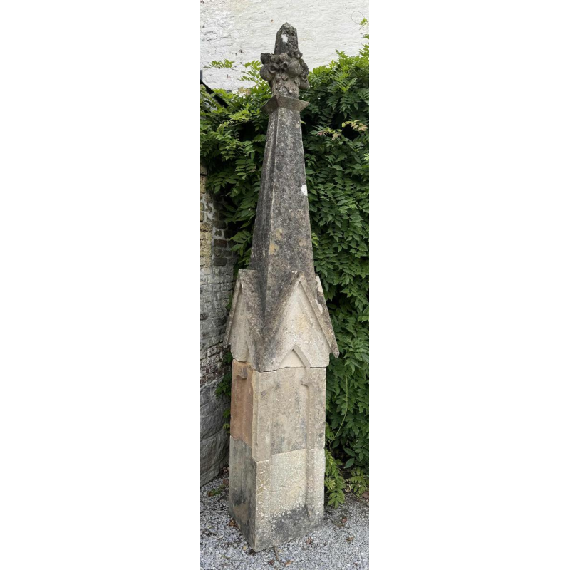 Importante pinacle, colonne chapiteau, pierre de couronnement de chapelle, pierre calcaire, style Gothique, 19ème siècle