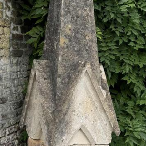 Importante pinacle, colonne chapiteau, pierre de couronnement de chapelle, pierre calcaire, style Gothique, 19ème siècle