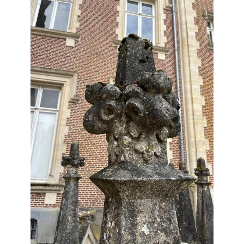 Importante pinacle, colonne chapiteau, pierre de couronnement de chapelle, pierre calcaire, style Gothique, 19ème siècle