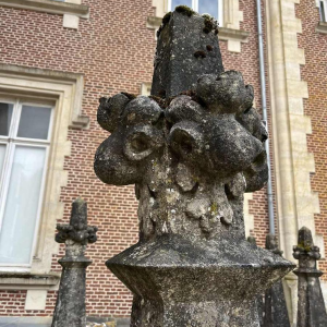 Importante pinacle, colonne chapiteau, pierre de couronnement de chapelle, pierre calcaire, style Gothique, 19ème siècle