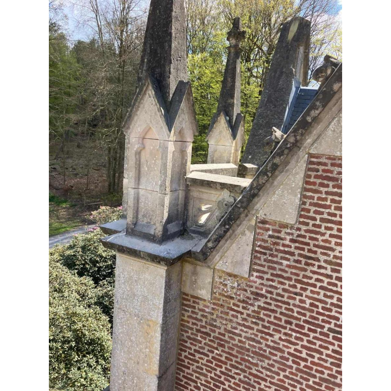 Importante pinacle, colonne chapiteau, pierre de couronnement de chapelle, pierre calcaire, style Gothique, 19ème siècle