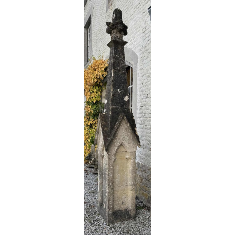 Importante pinacle, colonne chapiteau, pierre de couronnement de chapelle, pierre calcaire, style Gothique, 19ème siècle