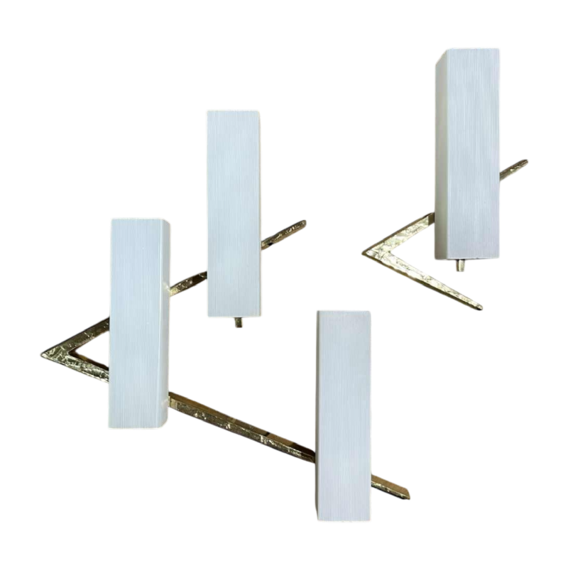 Maison Arlus, paar asymmetrische Hollywood Regency wandlampen, brons - opaalglas, ca. 1970