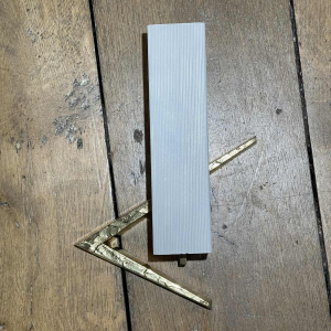 Maison Arlus, paar asymmetrische Hollywood Regency wandlampen, brons - opaalglas, ca. 1970