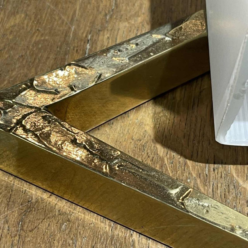 Maison Arlus, paire d'appliques asymétriques Hollywood Regency, bronze - verre opalin, ca 1970